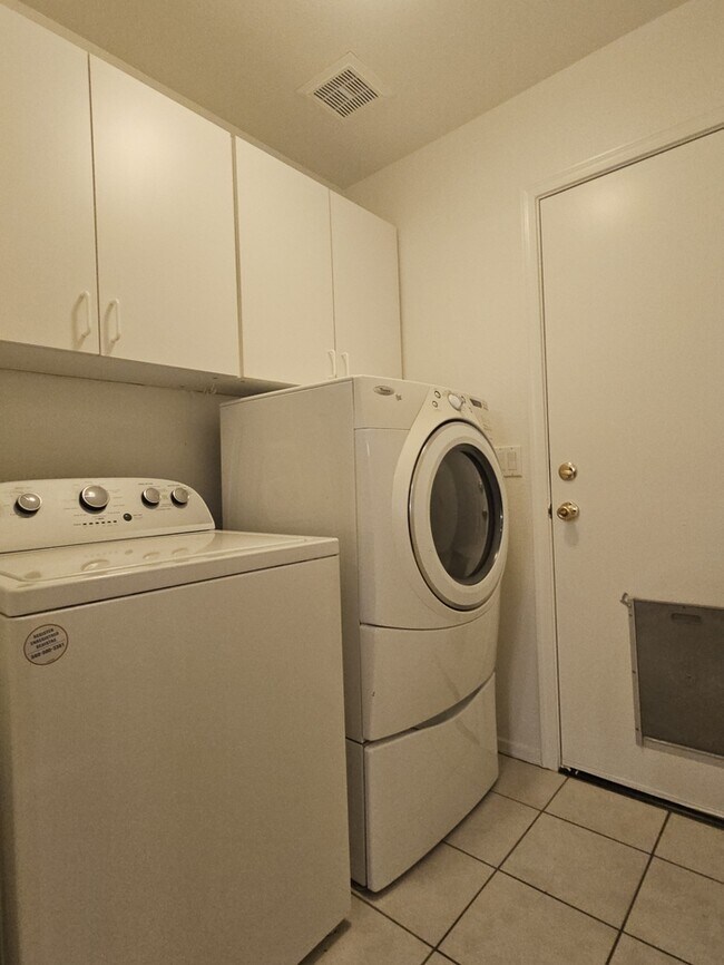 Building Photo - Charming 3-Bedroom Home for Rent in East M...