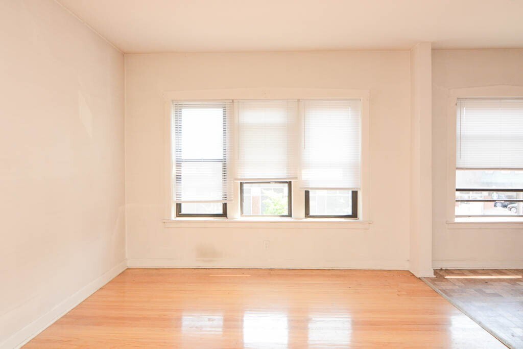 Building Photo - 2249 W Wilson Ave