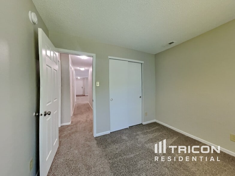 Building Photo - 8902 Hosta Way