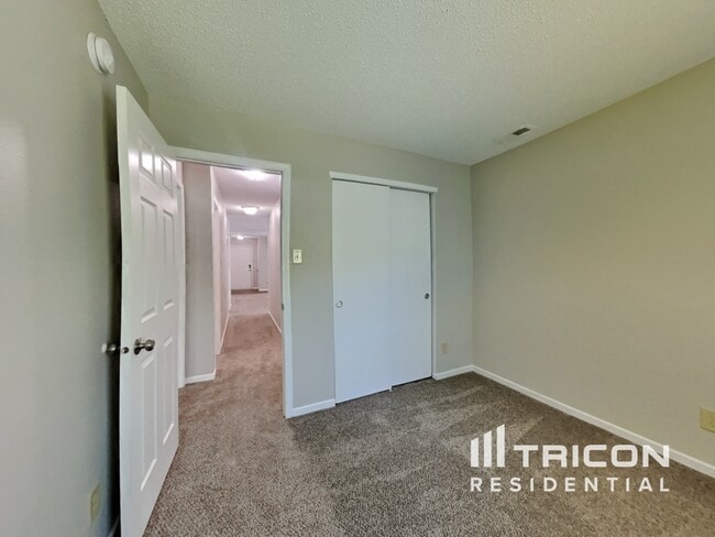 Building Photo - 8902 Hosta Way