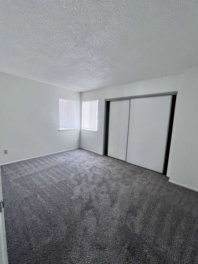 Building Photo - North Redlands Home with NEW Paint & Carpet
