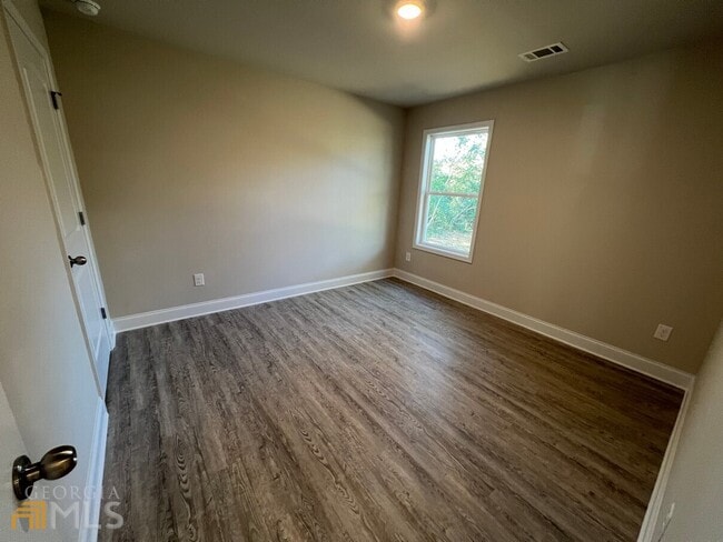 Building Photo - 250 Holly St