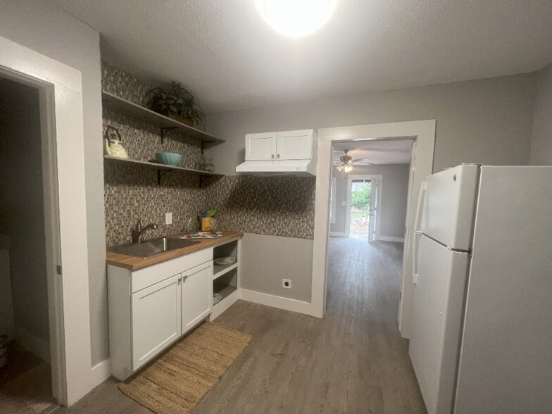 Building Photo - 2023 Beaver Ln