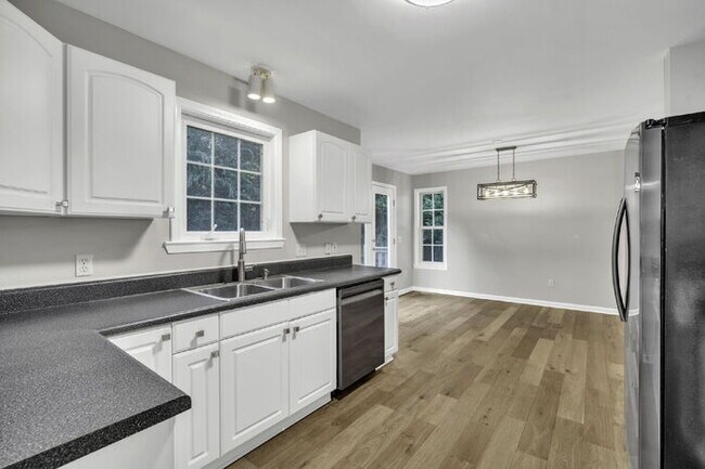 Building Photo - Charming 3BR/3BA Home with Lawn Care Included - Prime Simpsonville Location!