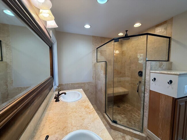 Building Photo - MUST SEE 6 BEDROOM 3 BATH HOUSE - SOUTH TO...