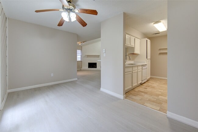 Building Photo - 212 Quaker Dr