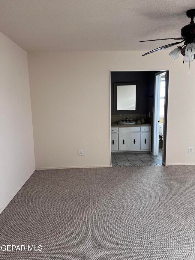 Building Photo - 10524 Candlewood Ave