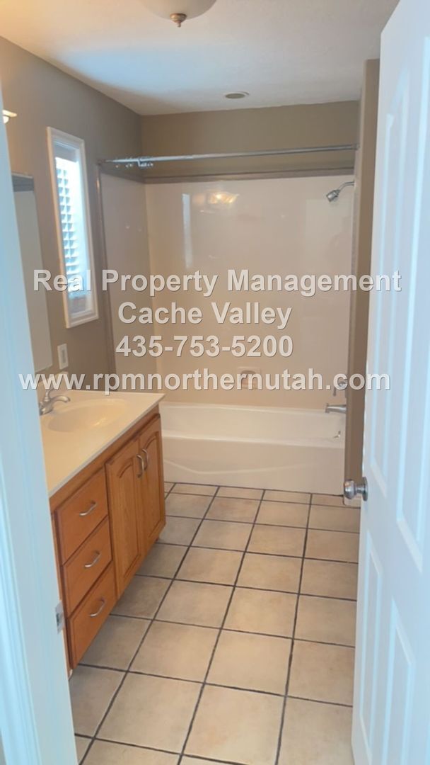 Building Photo - Beautiful 6 bedroom home available for immediate move in!