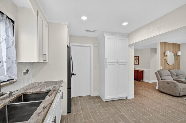 Building Photo - 5008 Parker Ave