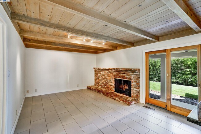 Building Photo - 613 Huntleigh Dr