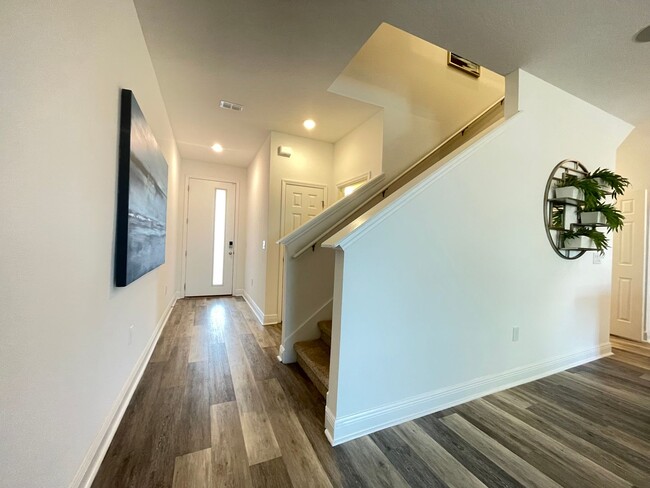 Building Photo - 3 Bedroom, 2.5 Bath Townhome in Enclave at...