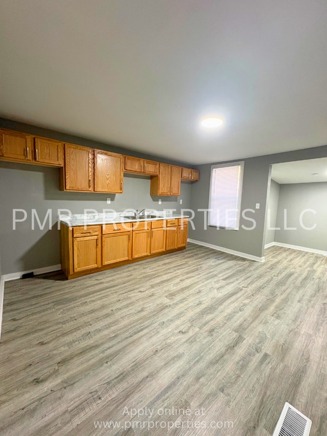 Building Photo - 2 Bedroom / 1 Bathroom
