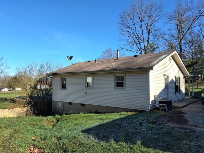 Building Photo - 744 Chandler Ave
