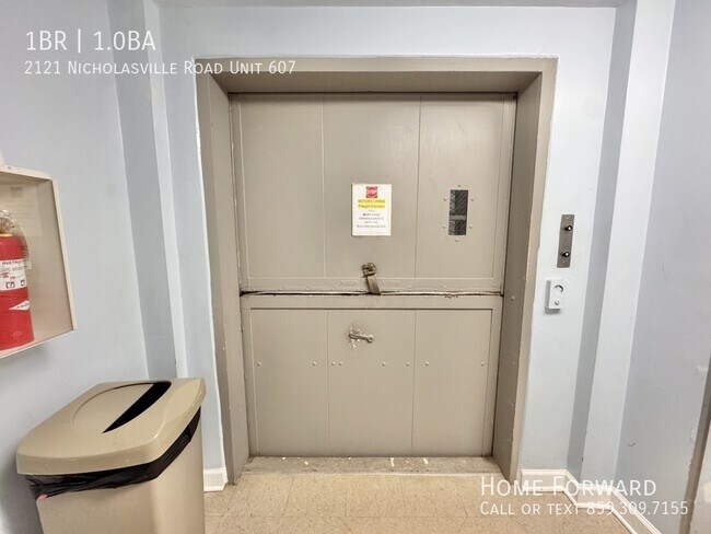 Building Photo - 2121 Nicholasville Rd