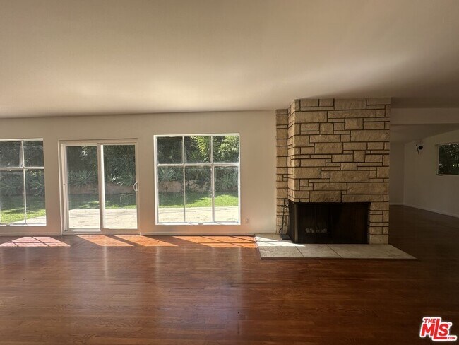 Building Photo - 1555 San Ysidro Dr