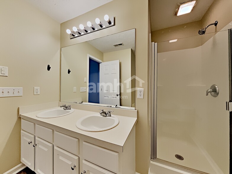 Building Photo - 3195 Hidden Creek Dr