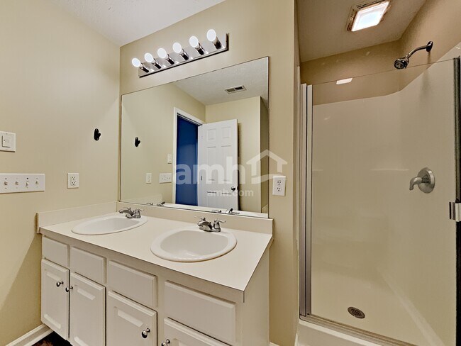 Building Photo - 3195 Hidden Creek Dr