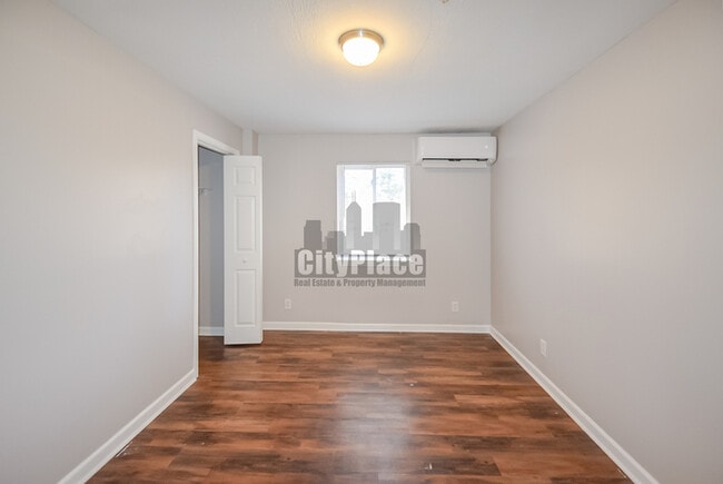 Building Photo - 6123 E 14th St