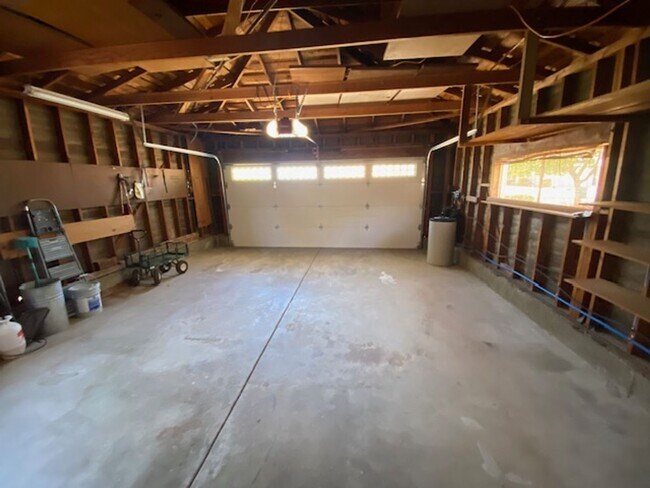 Building Photo - Updated property with luxury Appliances in a prime location in Livermore