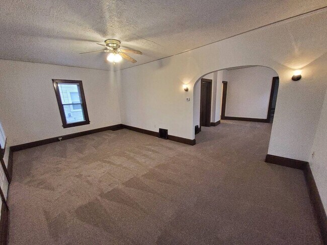 Building Photo - 373 Ahnaip Street