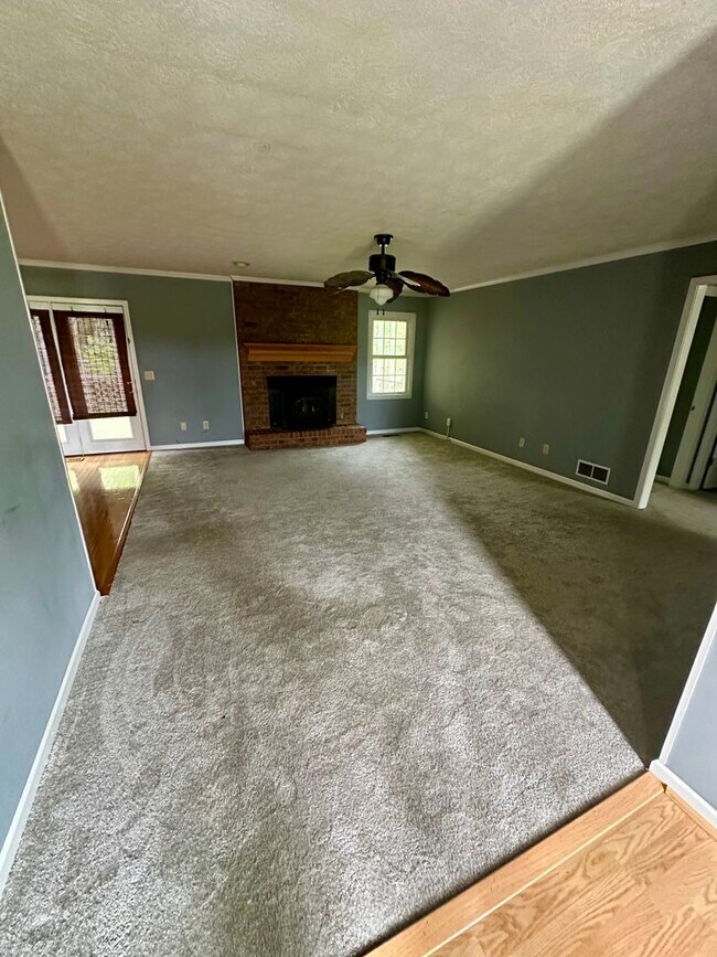 Building Photo - COMING SOON! **Charming 3 Bedroom, 2 Bath ...