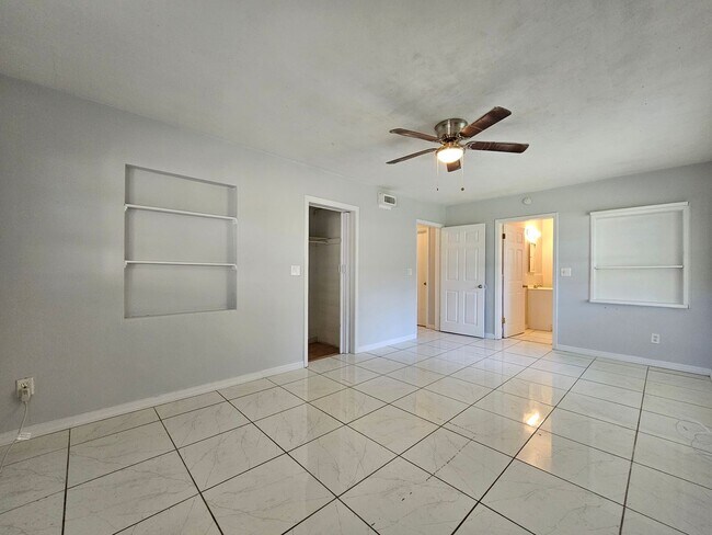 Building Photo - Charming 3-Bedroom, 2-Bath Home with Bonus Room and Detached Garage in Lakeland!!