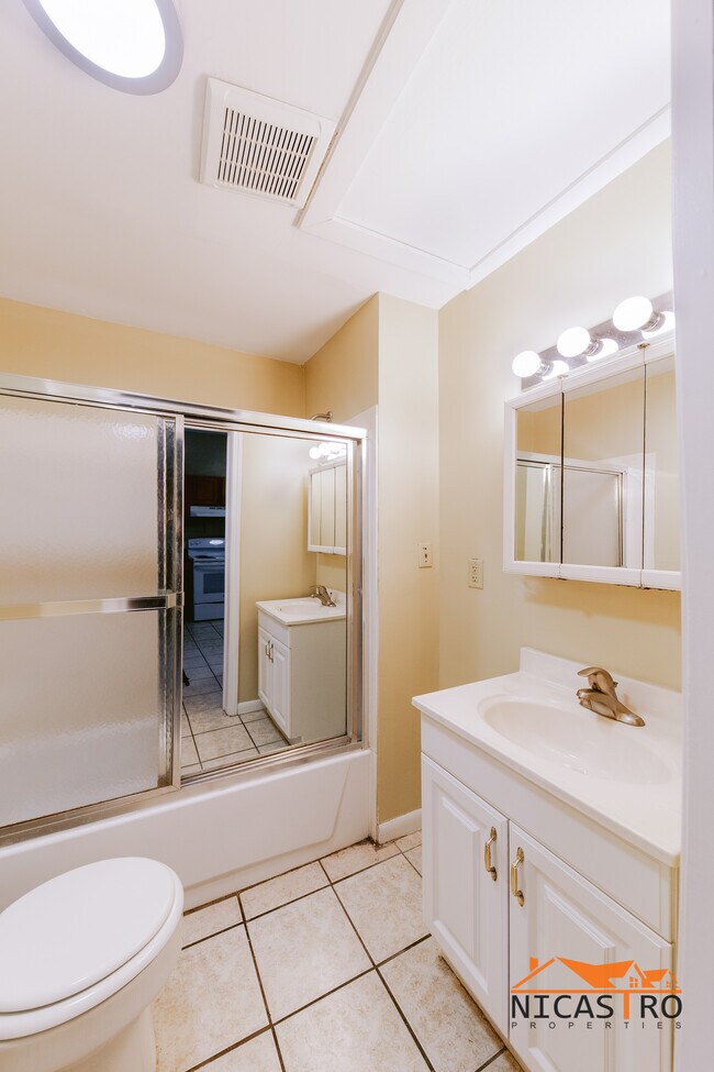 Building Photo - 2064 Indianola Ave