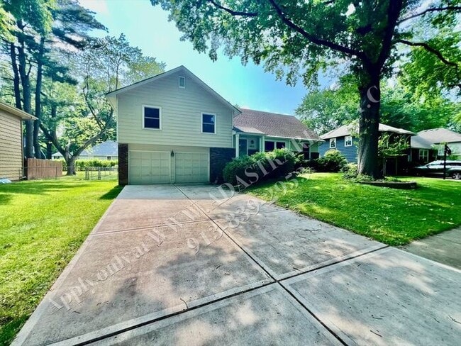 Building Photo - Lovely Home In Nall Hills-Available NOW!