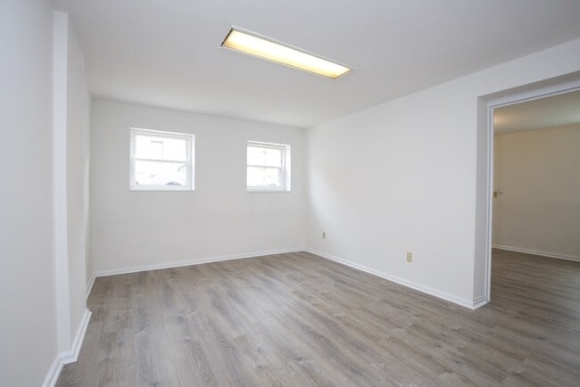 Building Photo - 3954 N Janssen Ave