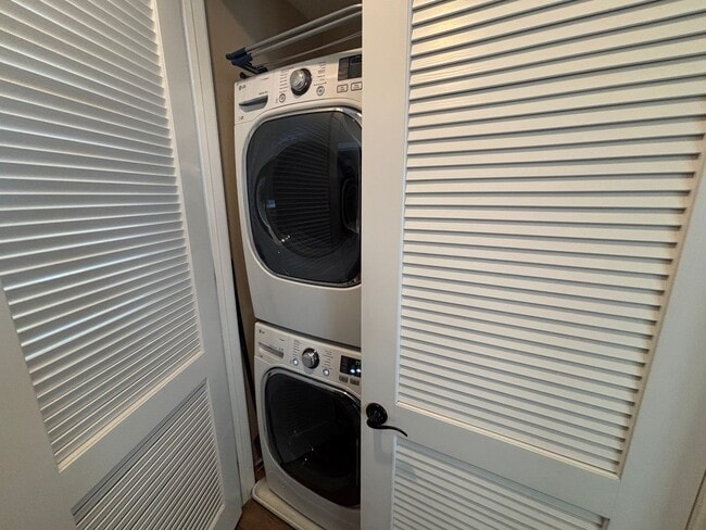 Building Photo - Unique 4-Bedroom, 3-story Live/Work Townhouse in the lushly landscaped Villa Metro Community!