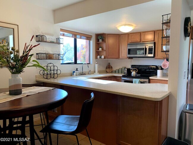 Building Photo - 5051 N Sabino Canyon Rd