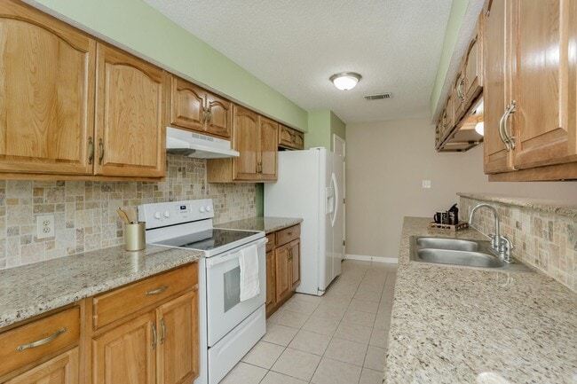 Building Photo - 2146 Greenbriar Colony Dr