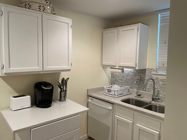 Building Photo - 29 10th Ave W