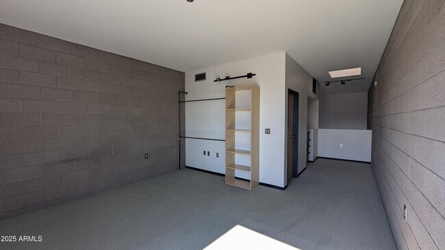 Building Photo - 525 E Willetta St