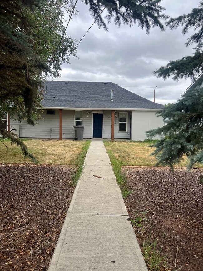 Building Photo - W Main St