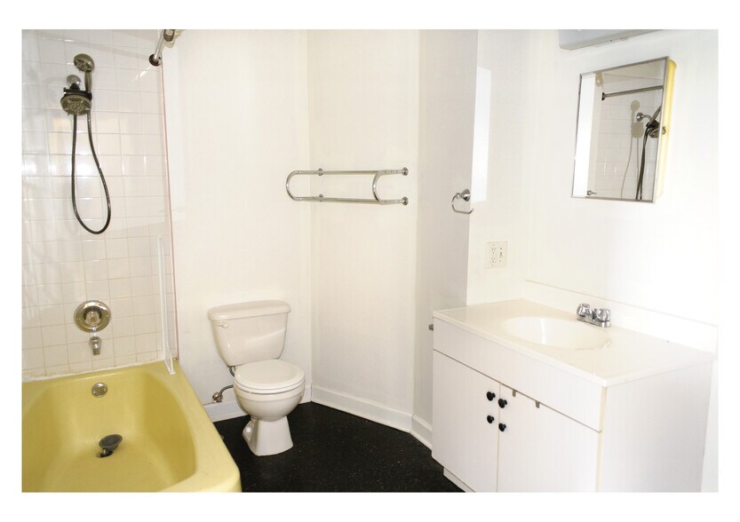 bathroom - 1501 W 18th St