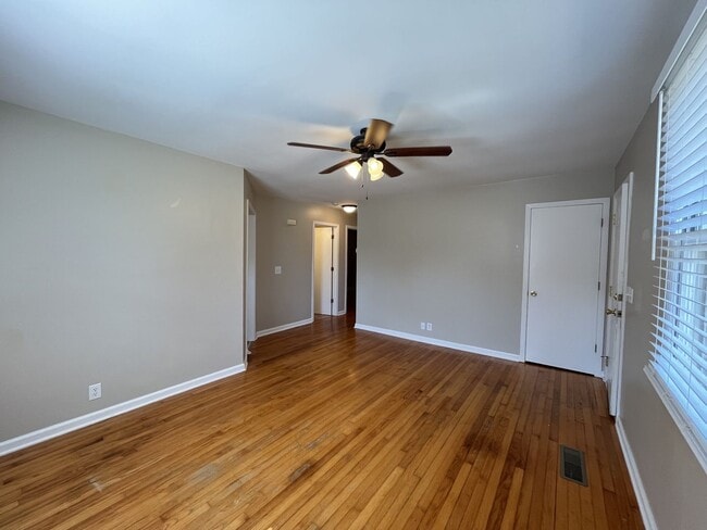 Building Photo - COMING SOON! 2 Bedroom Duplex Close to MTS...