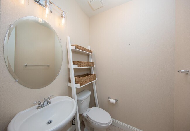 Building Photo - 6491 Bayview Dr