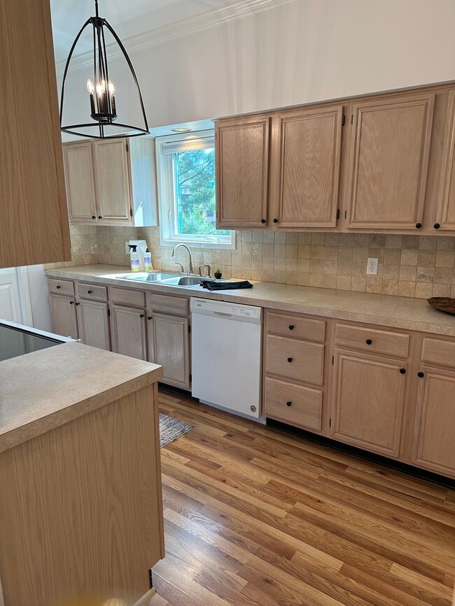 Building Photo - Just Renovated 1,300 SQ' Duplex Across from Woodward Park