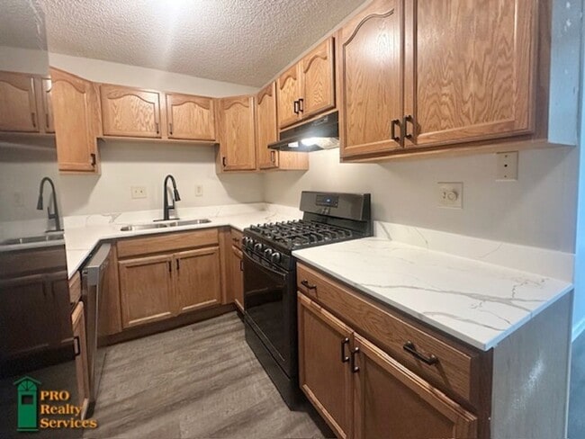 Building Photo - Recently Remodeled Condo **Free August Ren...
