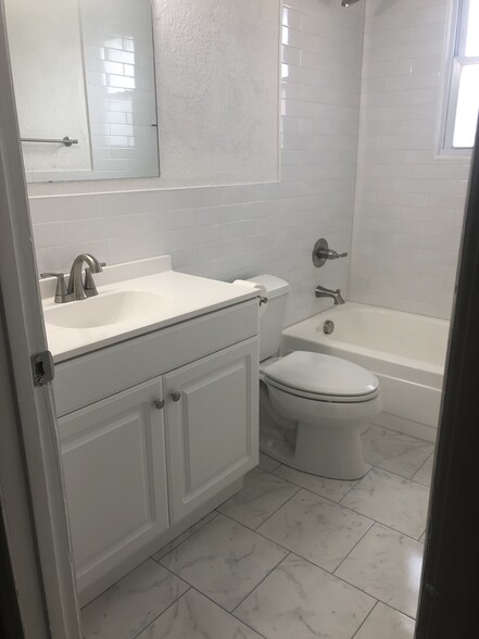 Hall Bath with Tub - 903 Green Valley Rd