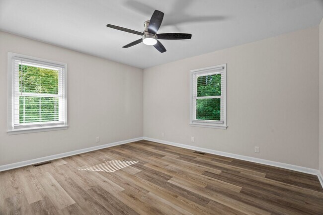 Building Photo - Gorgeous 3 Bedroom, 2 Bath Split-level home in Brentwood - High-end Renovation, Pet Friendly!