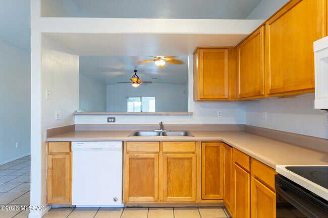 Building Photo - 392 Falcon Ct