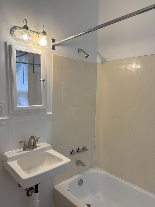 Building Photo - 403 W Hampton Ave