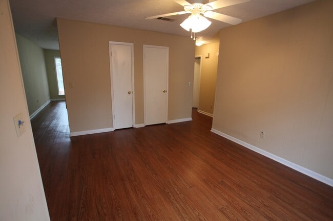 Building Photo - Charming 3BR/1BA Duplex in Convenient Location