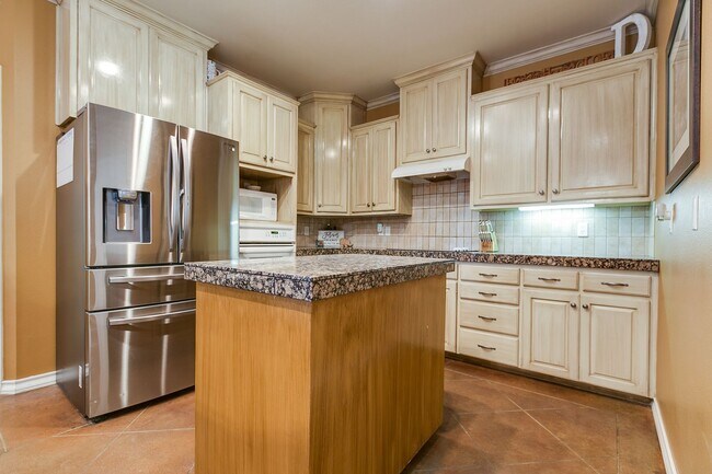 Building Photo - NOW AVAILABLE - Beautiful 3-Bedroom Home in the Southland Neighborhood!