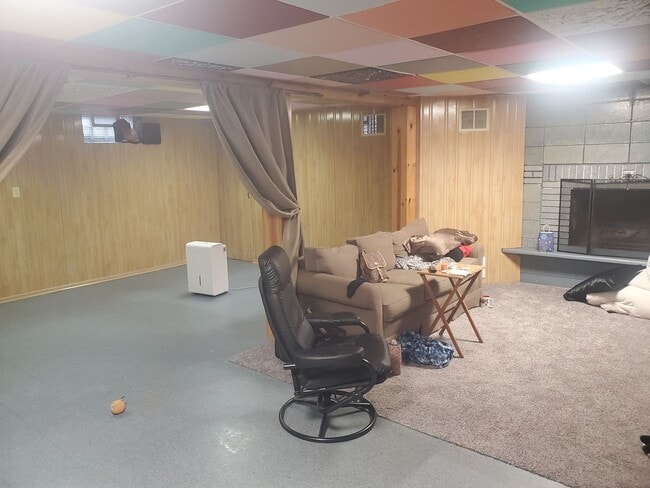 Building Photo - 3 Bedroom Single Family Home