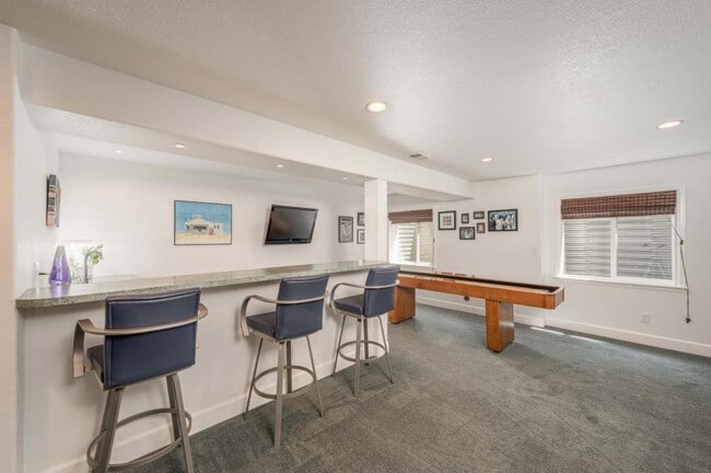 Building Photo - 4220 Ravenna Pl