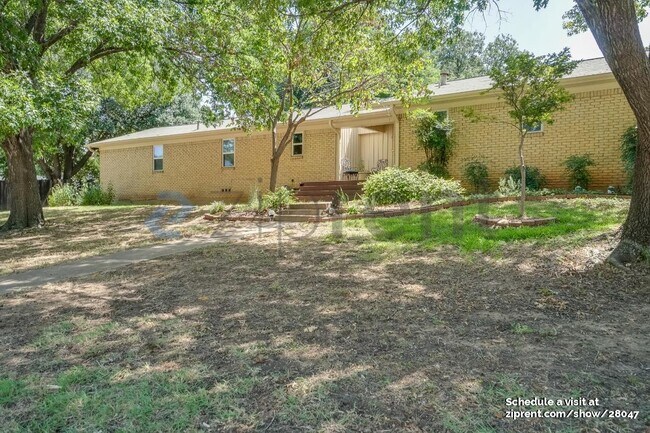 Building Photo - 1201 Ravenwood Dr