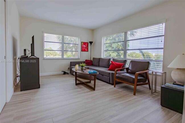 Building Photo - 2751 N Palm Aire Dr